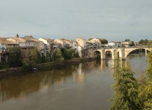 Un vieux pont enjambe un cours d'eau majestueux